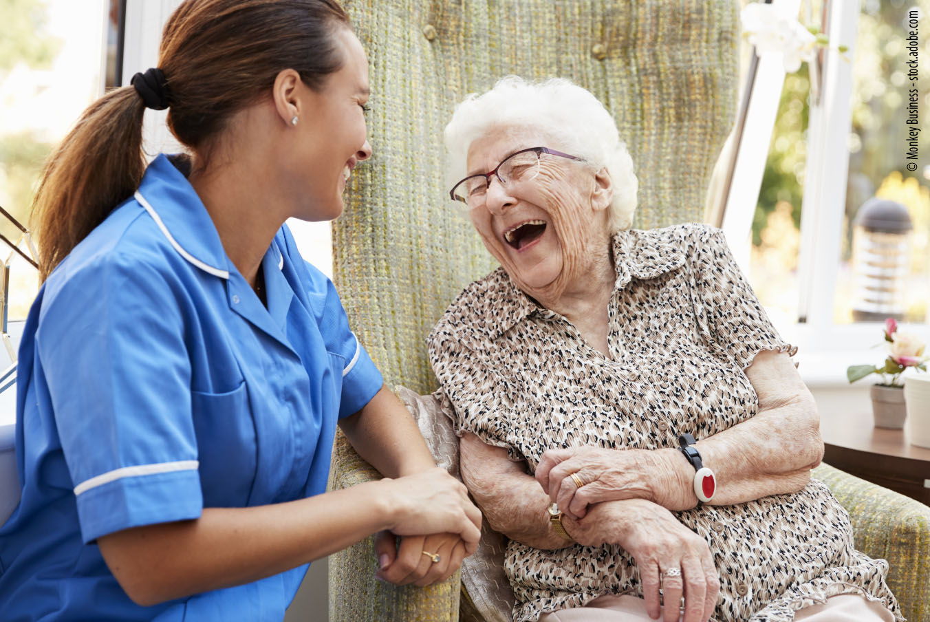 Aide-soignante en EHPAD pour le bien-être et le confort des personnes âgées